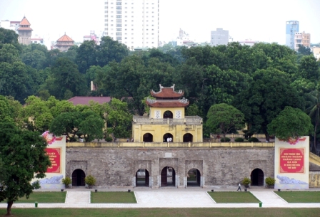 主题为“河内-为了和平的城市”摄影展拉开序幕